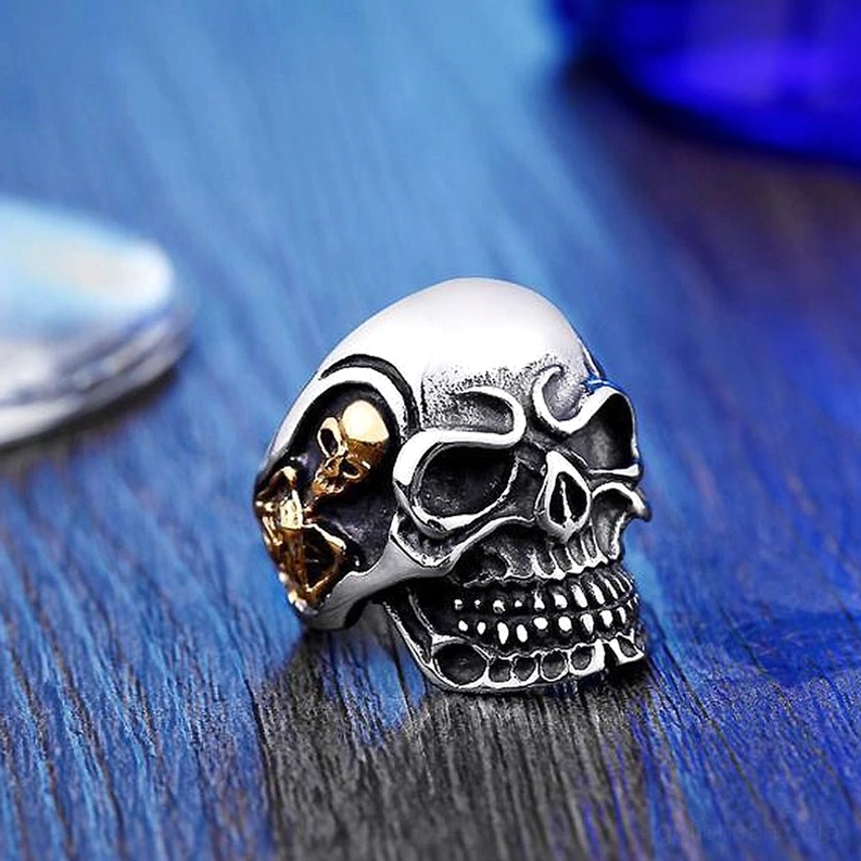 Dreifach-Totenkopf-Ring Seitenansicht mit dreidimensionalem Schädel-Relief und strukturiertem Band-Design, Gothic-Alternative-Detail