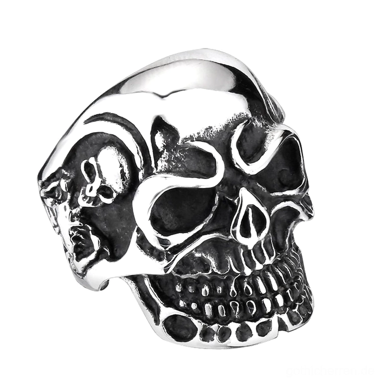 Gebürsteter silberner chirurgischer Edelstahl-Dreifach-Totenkopf-Ring mit erhabenen Seitenschädeln, Gothic-Statement-Design, Studio-Frontalansicht