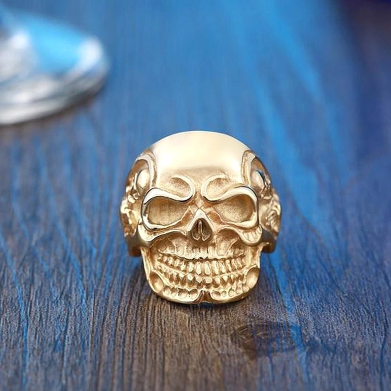 Stahlfarb-Variante Dreifach-Totenkopf-Ring in Rückansicht mit Band-Konstruktion und Edelstahl-Qualität sichtbar