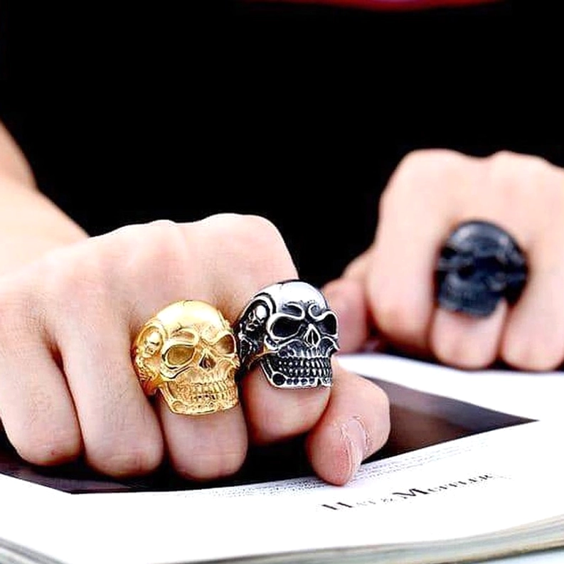 Stahlfarb-Variante Dreifach-Totenkopf-Ring Frontalansicht-Display mit gebürstetem Silber-Finish und Gothic-Statement-Design