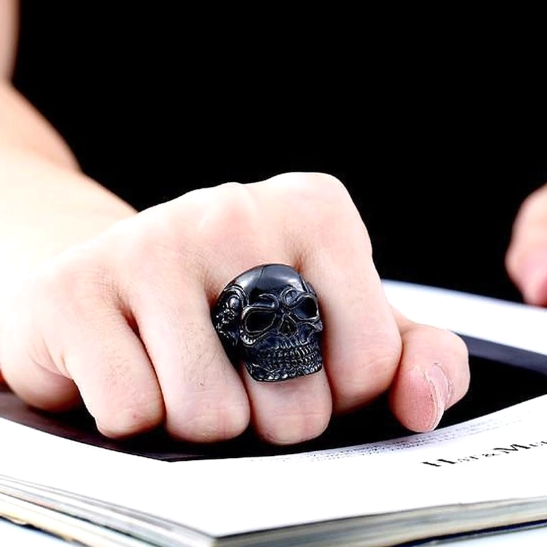 Vintage-Farbvariante Dreifach-Totenkopf-Ring mit alternativer Beleuchtungsperspektive und oxidiertem Edelstahl-Finish