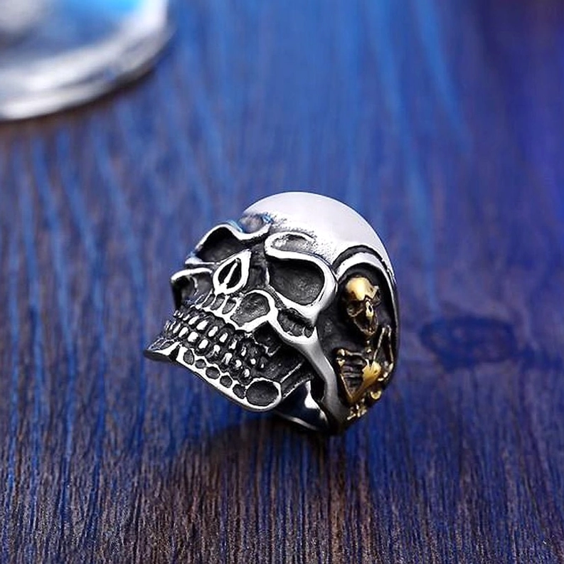 Vintage-Farbvariante Dreifach-Totenkopf-Ring in Draufsicht-Flat-Lay-Darstellung mit oxidiertem Finish und gotischer Authentizität