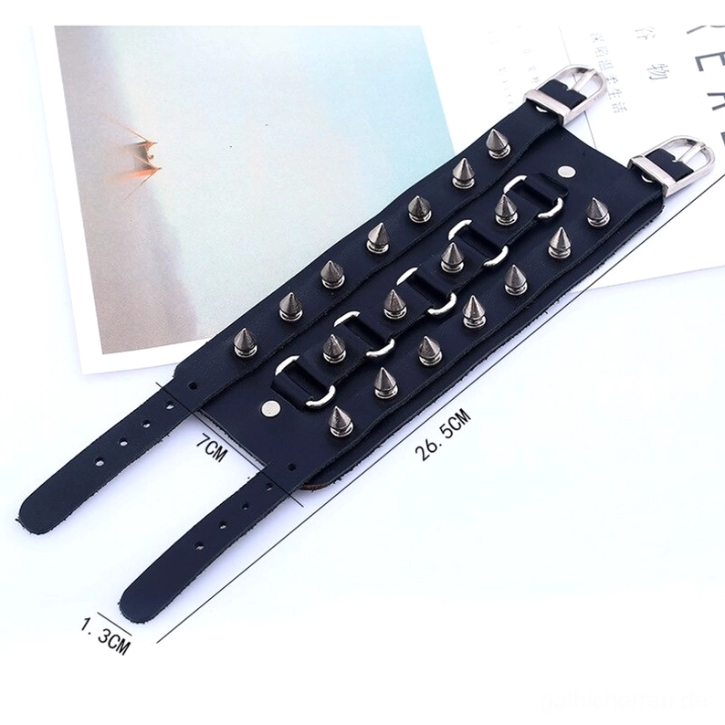 Flachlage-Draufsicht des gotischen Lederarmbands mit Messskala zeigt Nietendichte, Metallhardware-Positionierung und Gesamtkonstruktion des Gothic-Schmucks