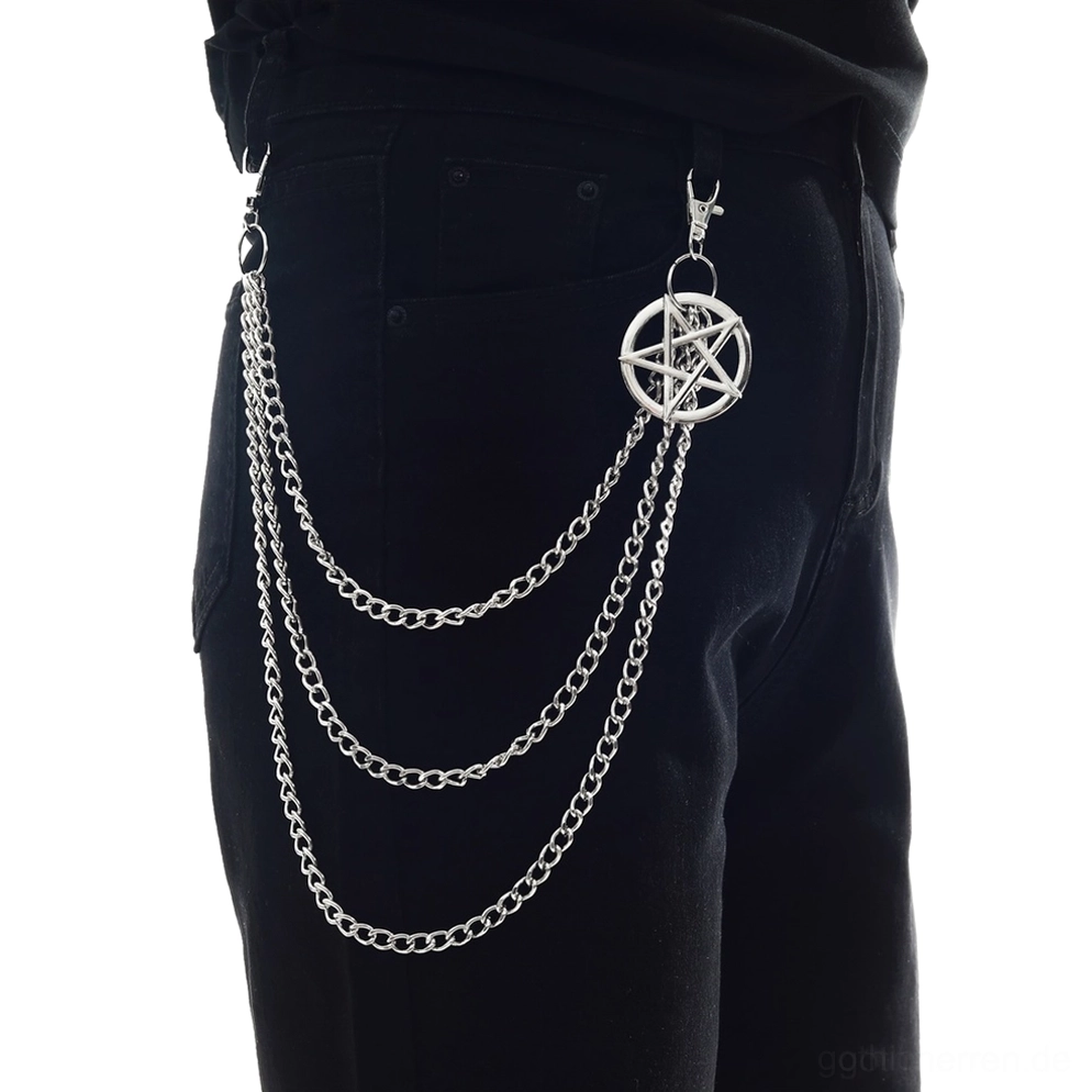 Dreischichtige Gothic Pentagram Hosenkette mit poliertem Silberansatz auf männlichem Model in schwarzen Jeans, Seitenansicht von hinten zeigt gestaffelte Ketten mit Pentagram-Anhänger und Hummerklauen-Befestigung