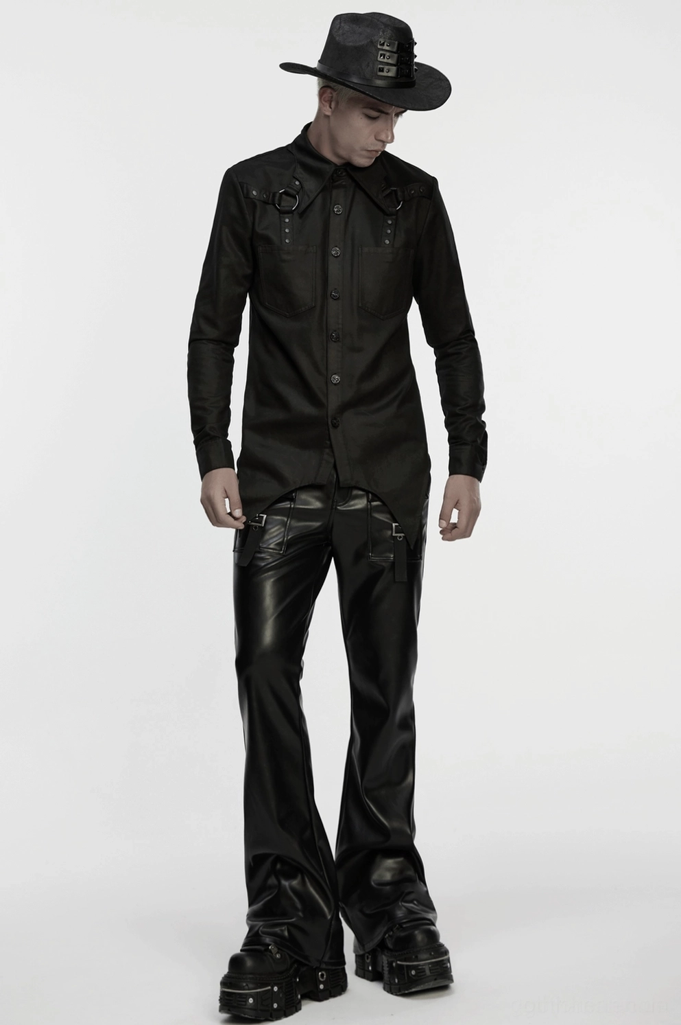 Dunkles alternatives Fashion-Statement - mattschwarzes Kunstleder-Gothic-Hemd mit einzigartigem Kragendesign und innovativen Riemendetails