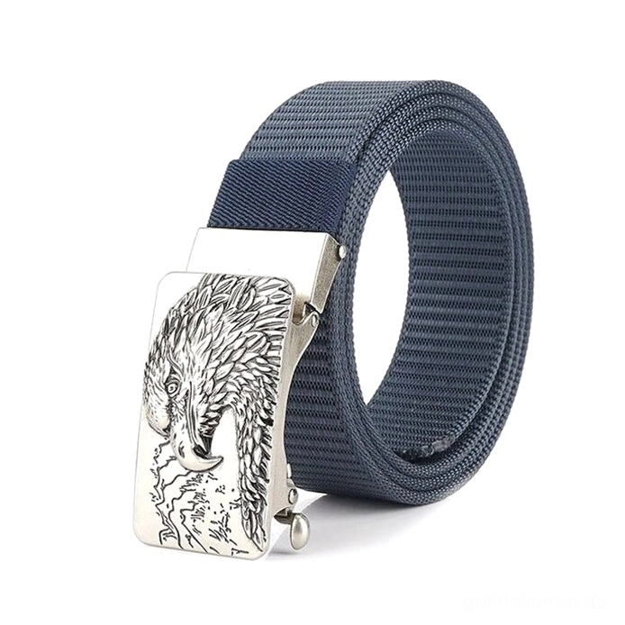 Dunkelblauer Canvas Military Gürtel mit silberfarbener Adler-Schnalle Dreiviertelsicht hebt Gothic-Styling und Metallverarbeitung hervor