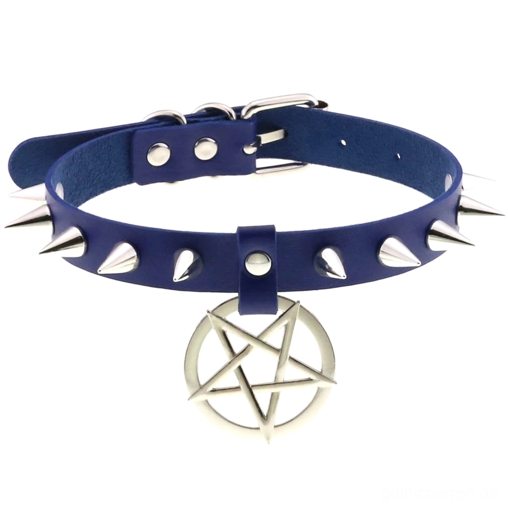 Dunkelblau Spike Leder Choker mit silbernem Pentagram Anhänger, Flachansicht – Neo-Gothic Halsschmuck mit konischen Nieten auf weißem Hintergrund