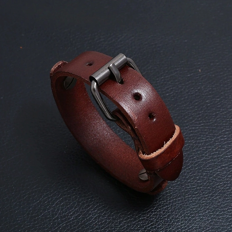 Dunkelbraunes echtes Leder Gothic Cuff Armband mit verstellbaren Löchern und antiker Silberschnalle Schließmechanismus