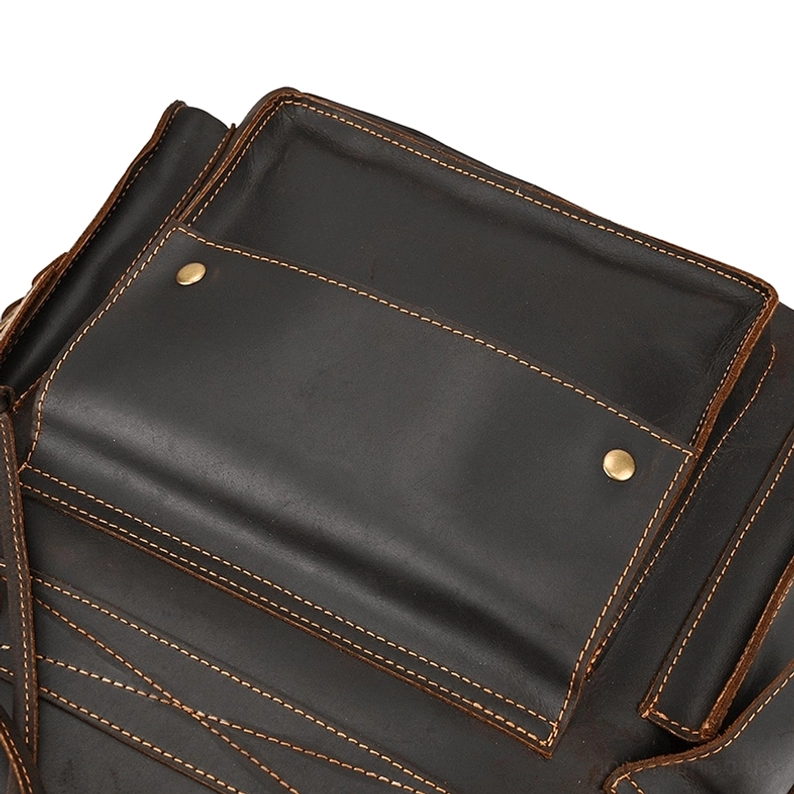 Dunkelbrauner Kuhsleder Gothic Rucksack mit Nieten-Akzenten und industriellem Ästhetik-Details - Material