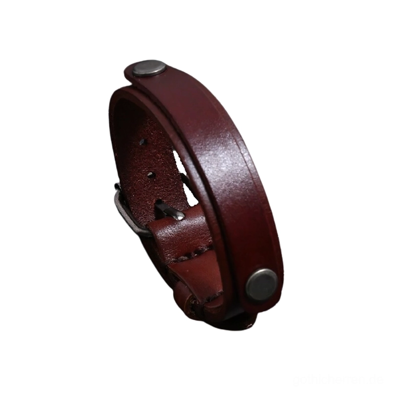 Dunkelbraunes echtes Leder Gothic Cuff Armband mit Metallhardware Seitenprofil auf schwarzem Hintergrund