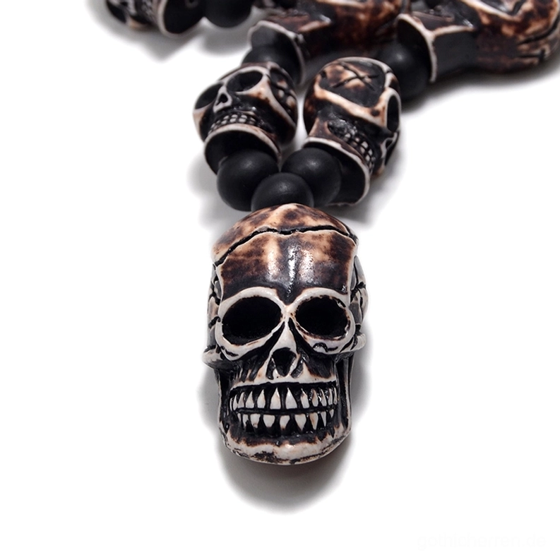 Nahaufnahme des dunkelbraunen Totenkopf-Anhängers mit scharfkantigen geschnitzten Details – gotischer Schmuck mit authentischem Knocheneffekt