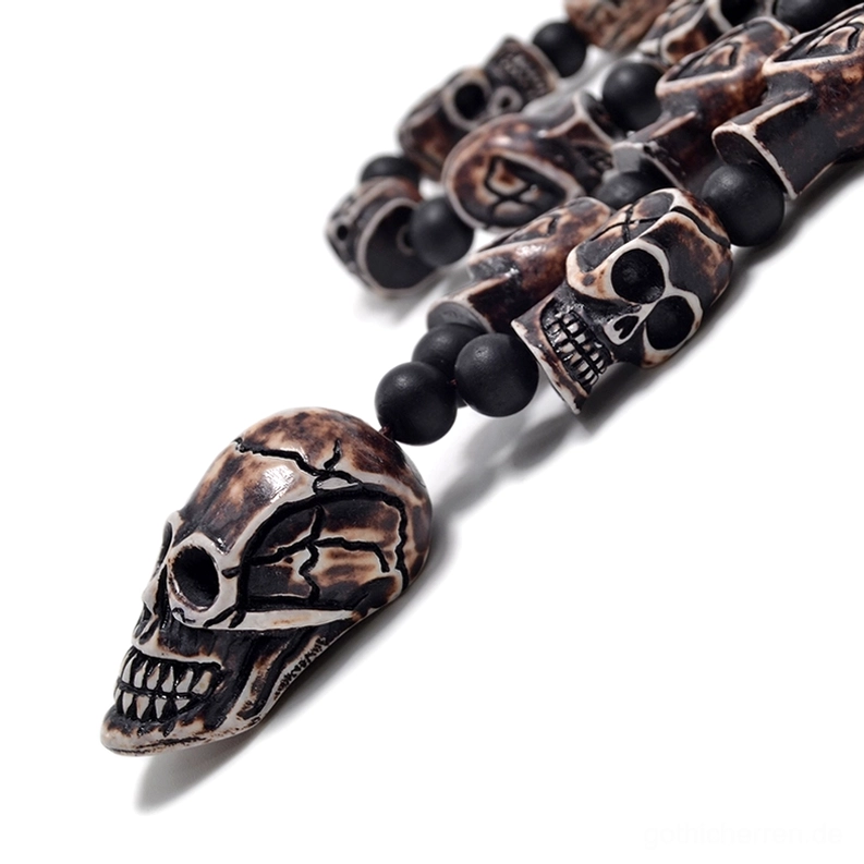 Seitenansicht der dunkelbraunen Totenkopf-Perlenkette mit verwittertem braunschwarzen Finish und großem Anhänger – gotische Halskette Seitenansicht
