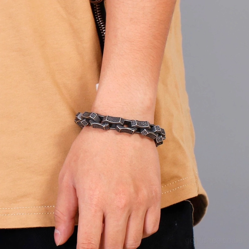Dunkelgraues gothic Herrenarmband an Wrist getragen – Seitenansicht Nahaufnahme männliches Handgelenk Alltag