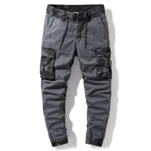 Dunkelgraue Gothic Cargo Joggers mit Tarnfleck-Taschen Vorderansicht Streetwear Alternative Hose