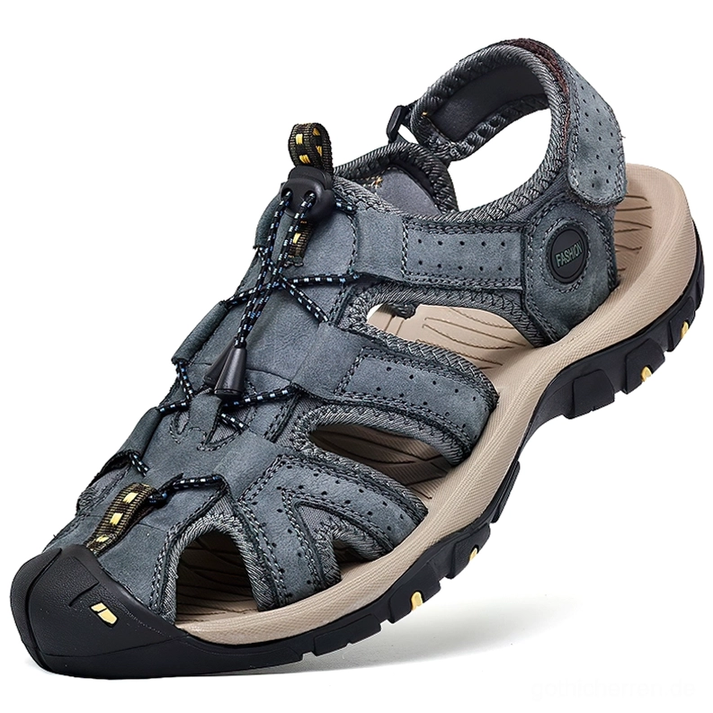 Schiefergraue gotische Knöchelriemen-Sandalen mit elastischem Zugsystem, Vorderansicht mit robuster griffiger Laufsohle und dunkler Ästhetik