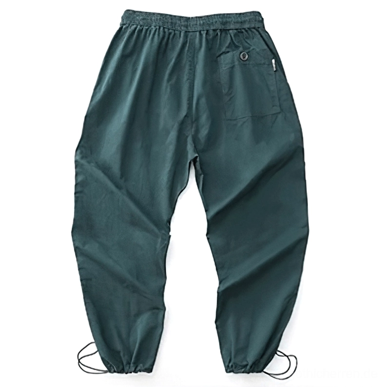Dunkelgrüne Gothic Casual Cargohose Flach-Auslage-Vorderansicht mit elastischem Kordelzugbund und verstellbaren Knöchelkordeln, klassische lockere Silhouette
