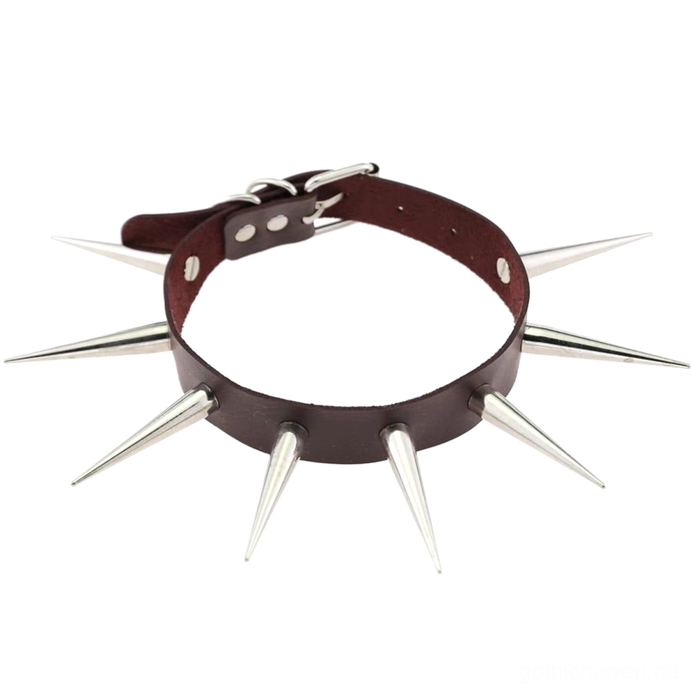Dunkelrot Maronen-Braun Spike Choker Halsband Flachaufnahme auf weißem Hintergrund mit silbernen Metallnieten und verstellbarem Schnallenverschluss, Gothic Style