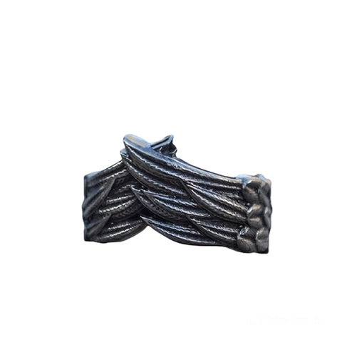 Dunkler Gothic Flügel Ring rechte Seitenprofilansicht auf weißem Hintergrund, Flügeldesign und matte Metalloberfläche showcased