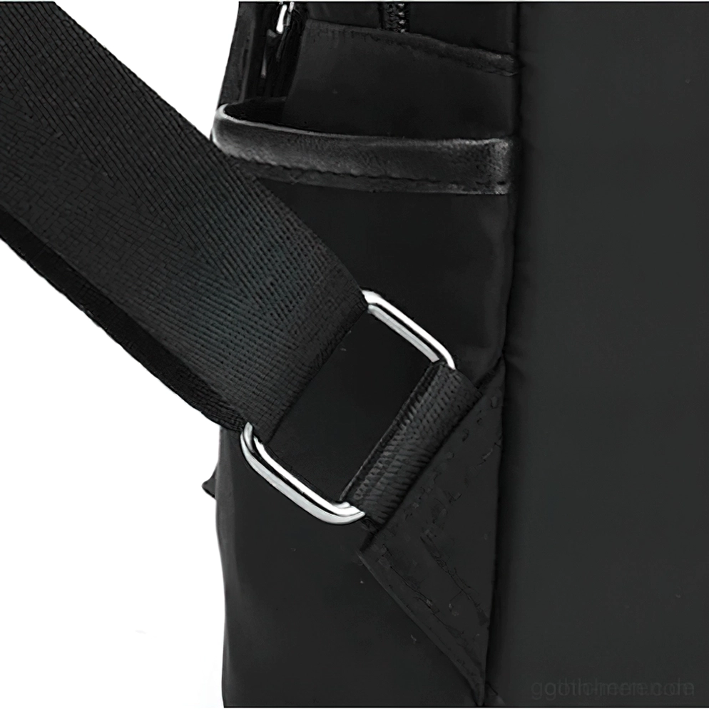 Dunkler gothic Tagesrucksack Silhouette minimalistisch Schultergurt Detailansicht elegant
