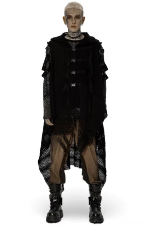 Schwarzer dystopischer Mesh-und-Strickwerk-Umhang mit asymmetrischer Saumminie und Webbing-Schnallenverschlüssen – Gothic-Cape Vorderansicht am männlichen Model