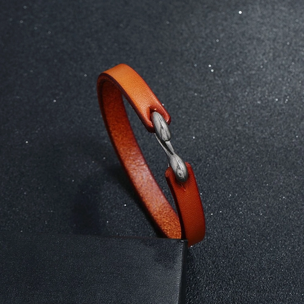 Echtes Leder Gothic Cuff Armband Nahaufnahme - antiker Silber Hakenverschluss und authentische Leder-Textur Detail für unisex schmales Band