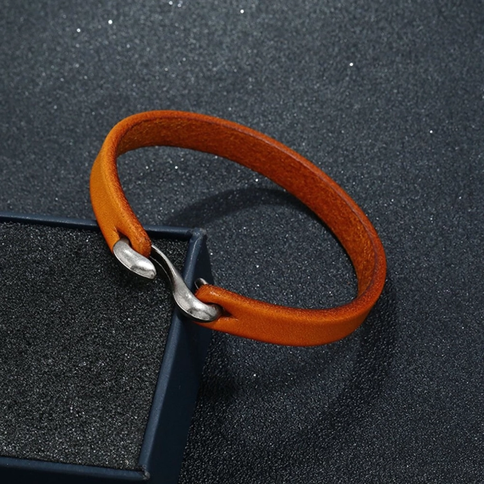 Orange-rotes echtes Leder Cuff Armband mit Hakenverschluss in schwarzer Schmuck-Präsentationsbox - Dark Aesthetic Leder-Armband Verpackung