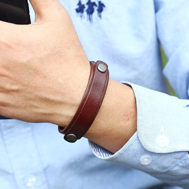 Kollektion echter Leder Gothic Cuff Armbänder in mehreren Farben mit antiker Silberhardware und verstellbaren Schnallen