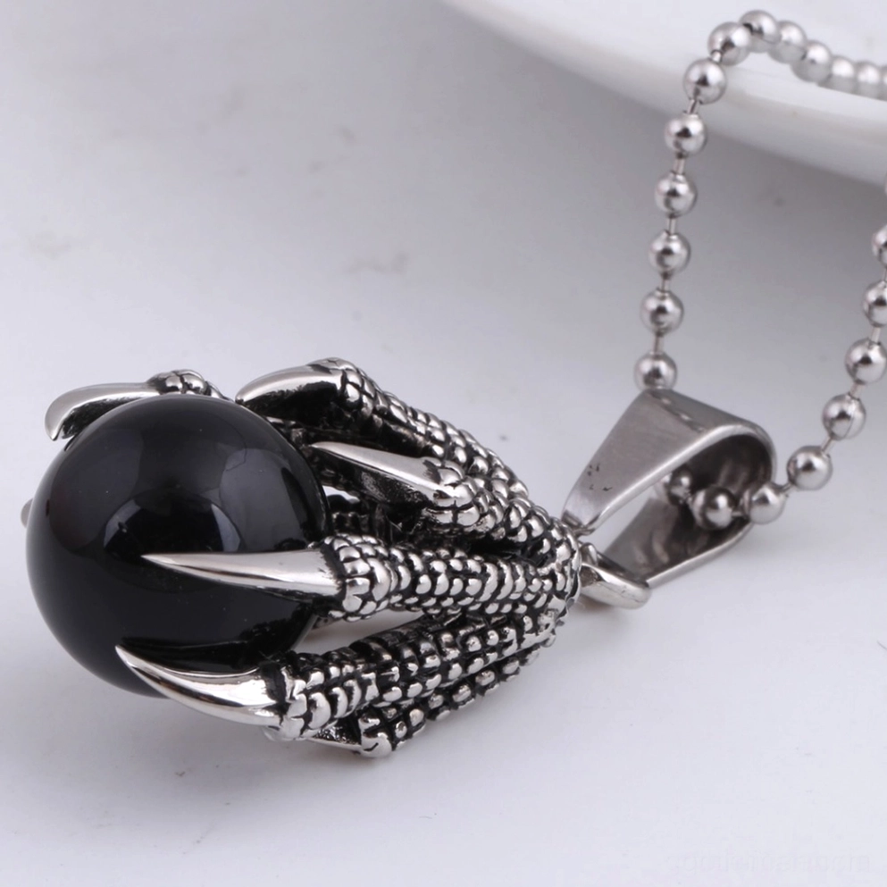 Edelstahl Drachenkralle gothic Anhänger mit schwarzem Kristall - Dreiviertelperspektive zeigt scharfe Krauenspitzen und texturiertes Design