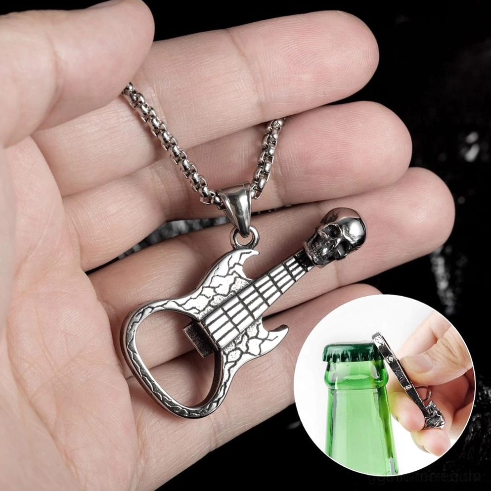 Edelstahl-Gitarren-Anhänger Halskette in Hand-Nahaufnahme Silber mit Flaschenöffner-Funktion