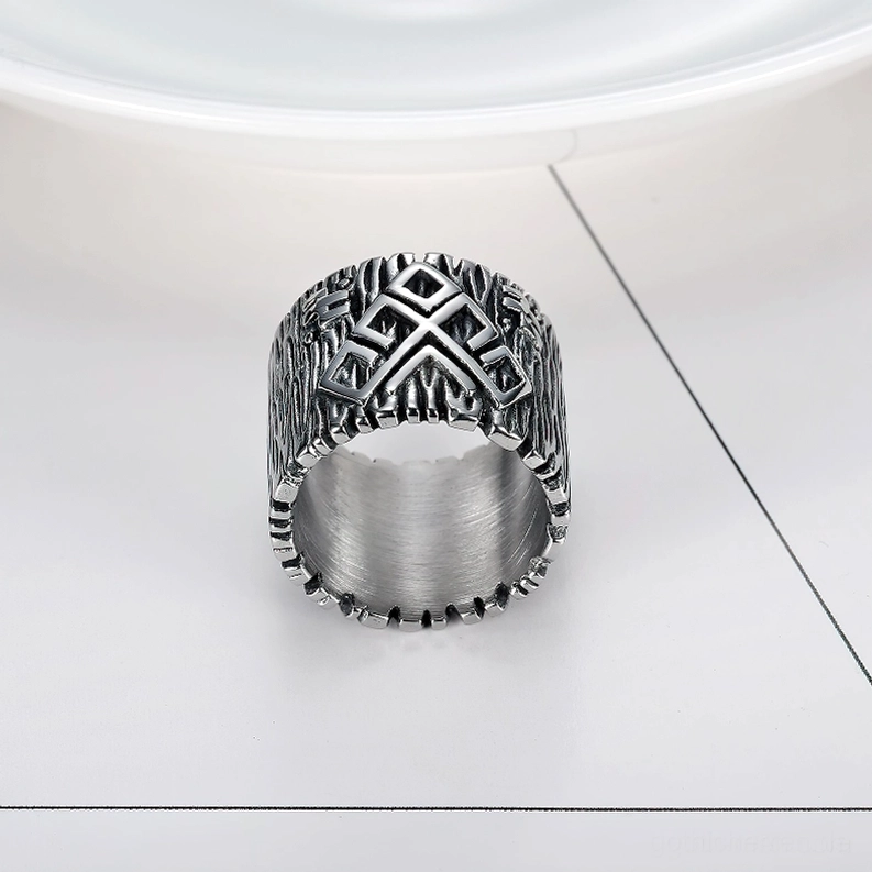 Überkopfansicht des gebürsteten silbernen Edelstahl-Gothic-Rings mit kompletter kreisförmiger Schiene und kunstvollen Runengravuren auf strukturiertem Hintergrund mit professionaler Beleuchtung