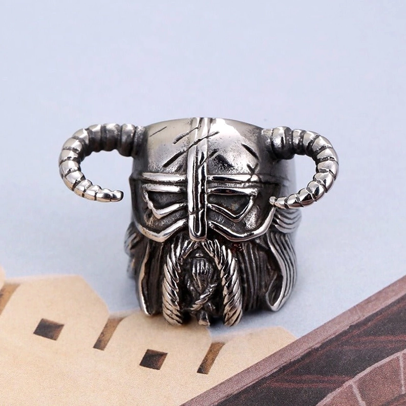 Edelstahl Viking Kriegerhelm Ring poliertes Silber – klare Frontansicht mit ausgeprägten Hörnern und Bartmuster