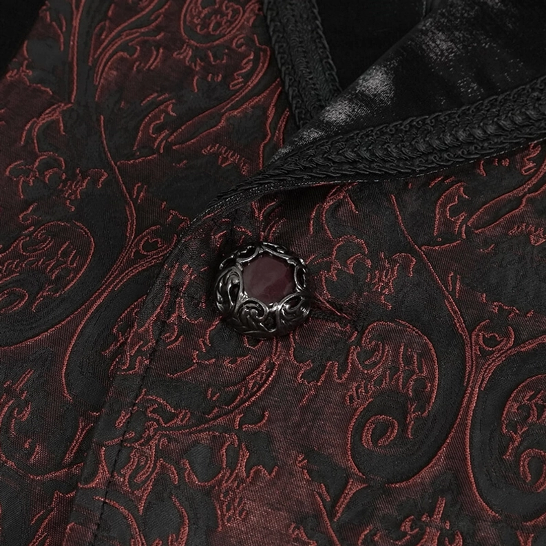 Edelstein-metallknopf nahaufnahme mit rotem gem-inlay, geflochtene revers-trimmen, weinrotes damast-stoff-basis, viktorianische handwerkskunst-detail für gothic-swallowtail-anzugweste