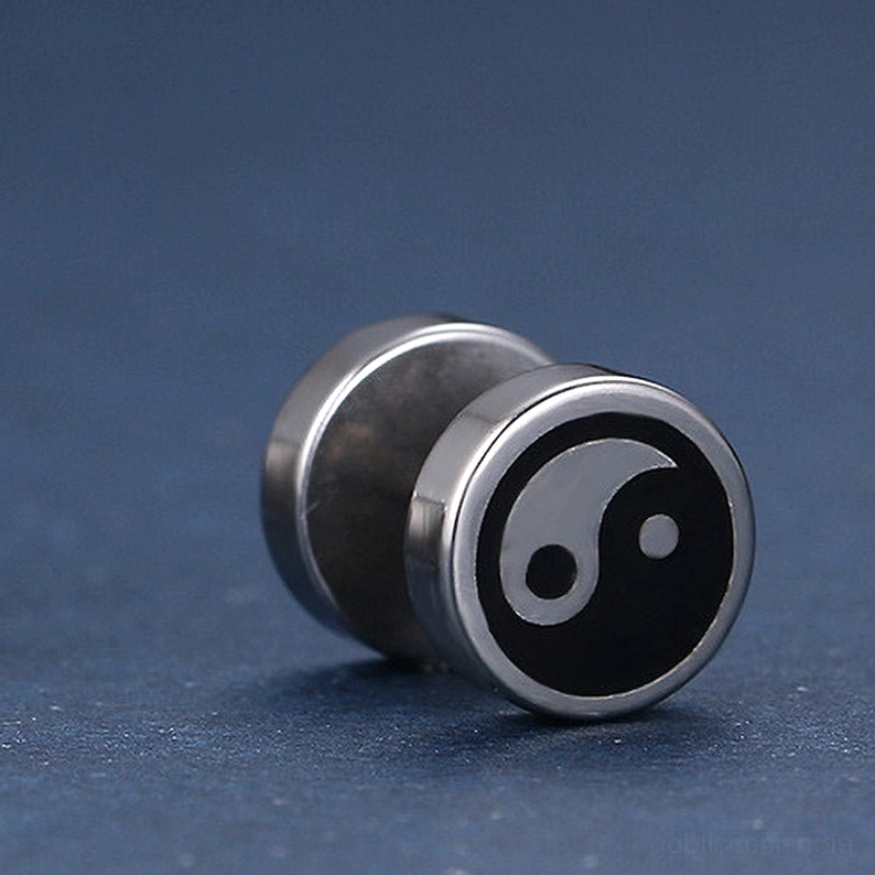 Einzelner Tai Chi Stecker-Ohrring Nahaufnahme mit hochpoliertem Edelstahl, klassisches schwarzes und weißes Yin Yang Design und sichere Druckpost, chirurgische Grade für empfindliche Haut