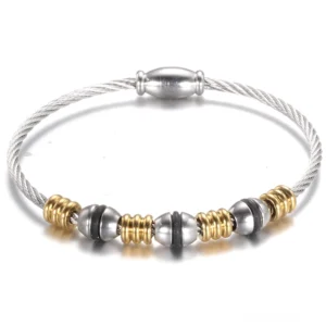 Dunkelheit Eleganz Edelstahl-Magnetarmband mit verdrehter Seilkette und Charm-Details – Alternative Fashion Schmuck im gotischen Stil mit Magnetverschluss und strukturiertem Design