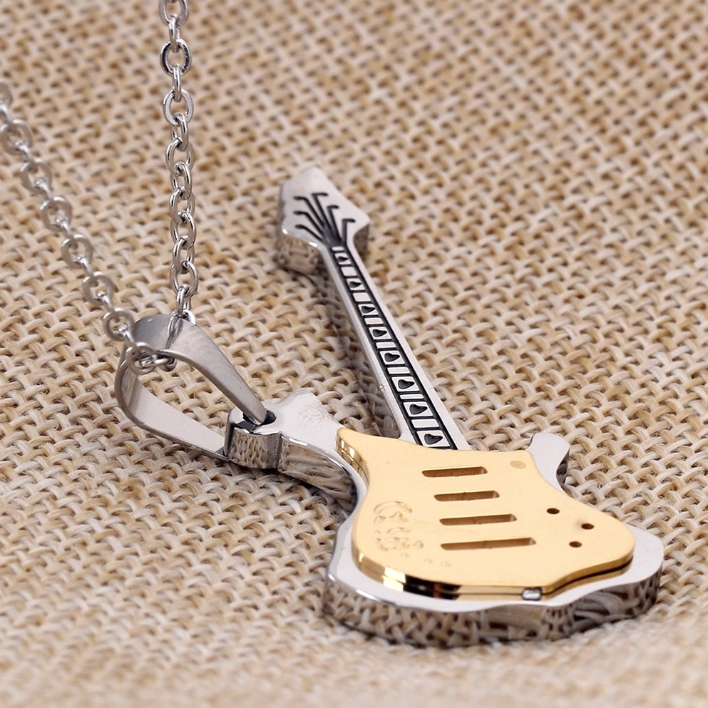 Dreidimensionale Übersichtsansicht des zweifarbigen Elektrogitarren-Anhängers mit graviertem Halsmuster, silber-goldene Details und Karabiner-Verschluss auf Leinen-Textur-Hintergrund, 3D-Perspektive