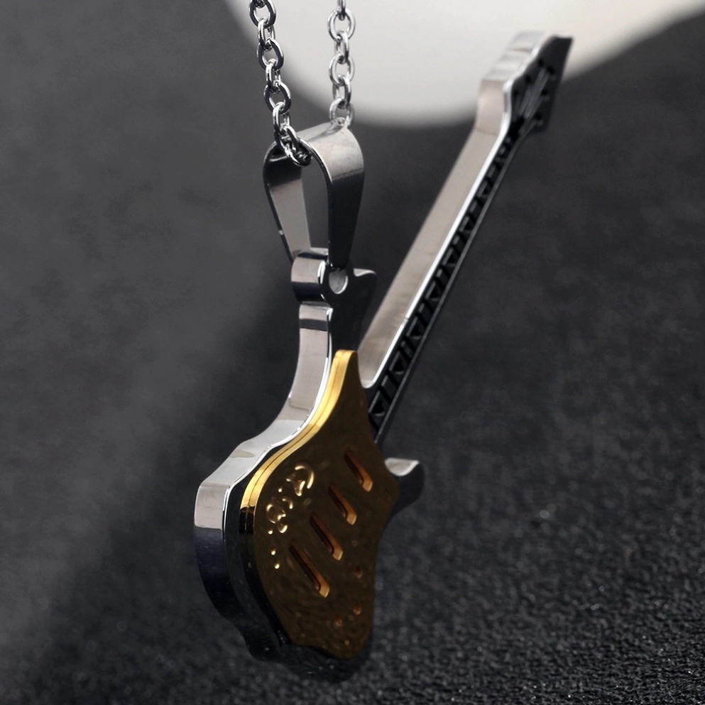 Detaillierte Seitenansicht der zweifarbigen Elektrogitarren-Halskette mit poliertem Silber und glänzenden Golddetails, Seitenprofil zeigt Tiefenwirkung und Gitarren-Silhouette auf dunklem Hintergrund