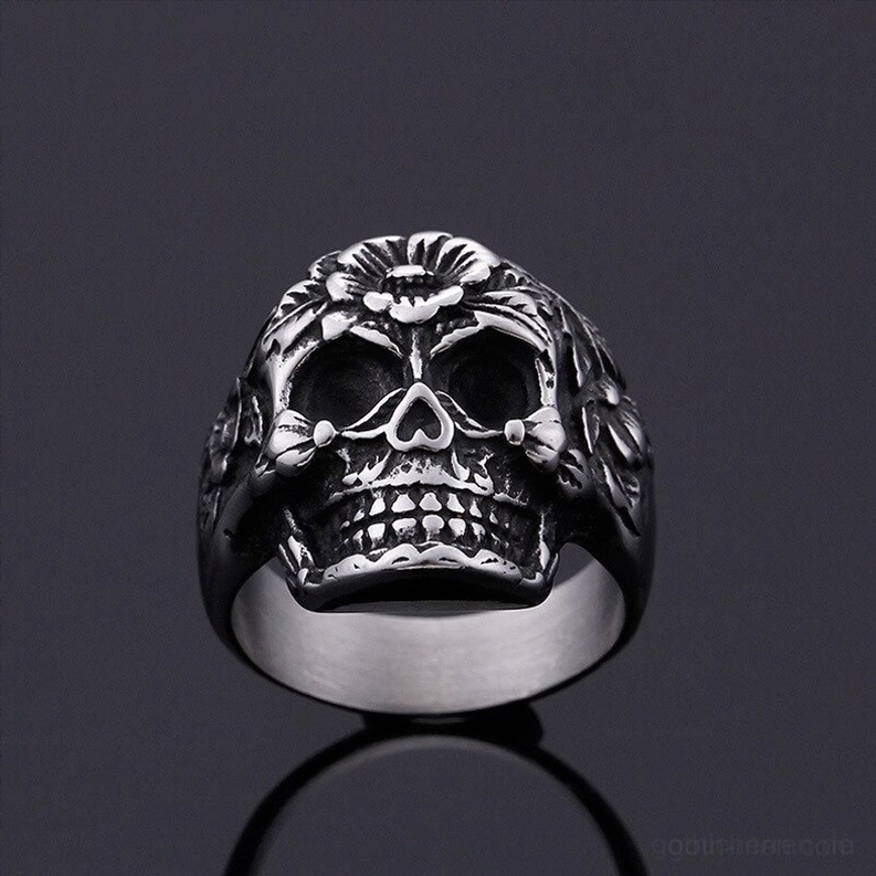 Geprägter Blüten-Totenkopf-Ring Draufsicht, klare Blüten-Motive, frontale Perspektive, gotischer Statement-Ring, medizinischer Edelstahl, präzise geprägte Details, vintage Silber-Patina-Finish