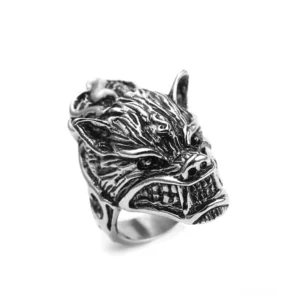 Wilder Wolfsring mit realistischer Fell-Textur, detaillierten Fangzähnen und grimassierendem Ausdruck, antike Silberpatina, Seitenansicht mit angespannter Gesichtsmimik