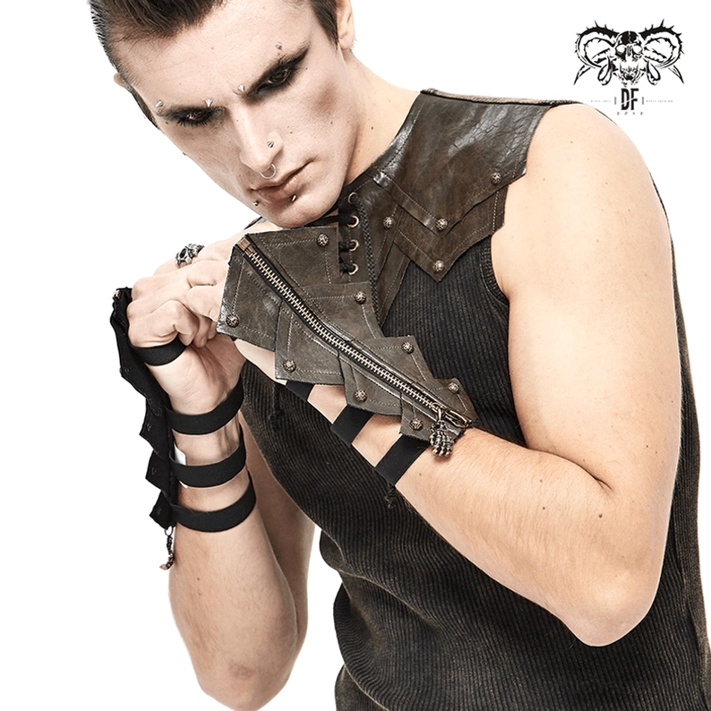 Seitliche Halbe-Körper-Aufnahme eines Mannes in Gothic-Styling mit braunen Leder-Fingerlose Handschuhen mit Schädel-Reißverschluss und Messingnieten