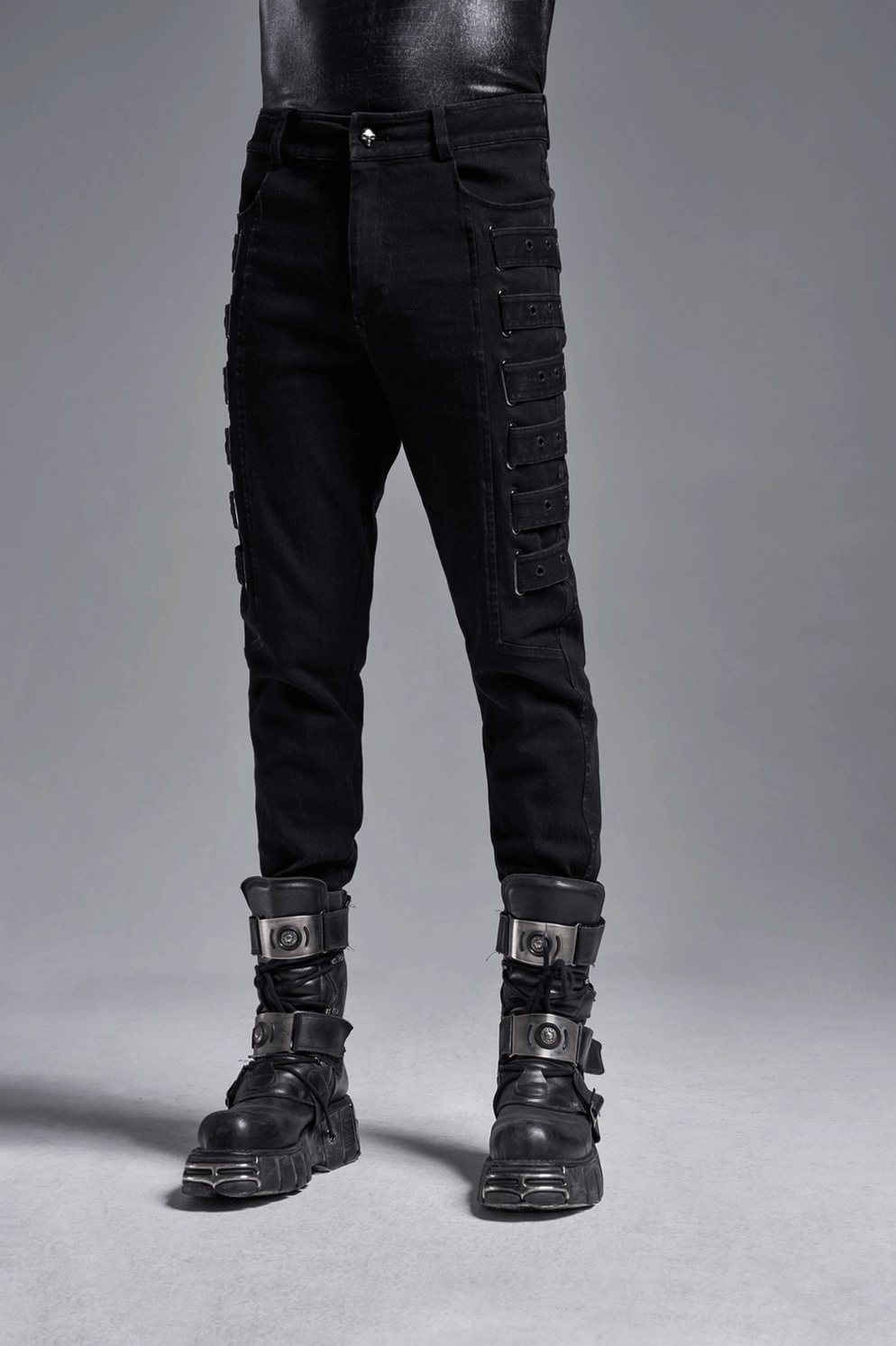 Fitted schwarze Cargohose mit Industrial-inspirierten Seitenriemen und moderner taillierten Proportionen - zeitgenössische dunkle Mode