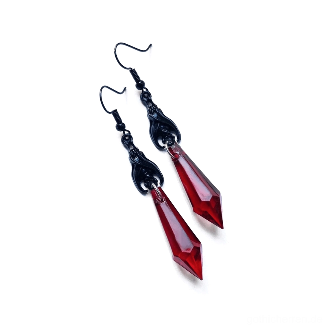 Gothic Fledermaus Ohrringe mit roten Tropfen-Charms in angewinkelter Seitenansicht - zeigt elegante Hängepartie und facettierte Perlen-Details