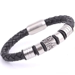 Seitenansicht des Edelstahl-Magnetverschluss Leder-Armband mit freimaurerischen Gravierungen und layerierten Metallringen gegen schwarzes Lederband