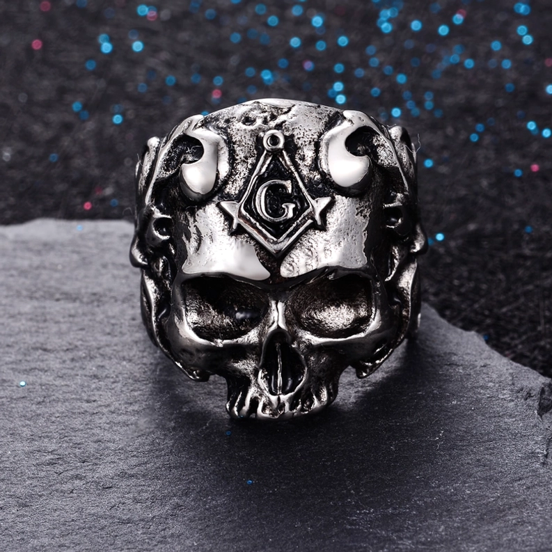 Freimaurer-Totenkopf-Gothic-Ring detaillierte Ansicht des Freimaurer-Emblems und Totenkopf-Bildes auf Ringfläche