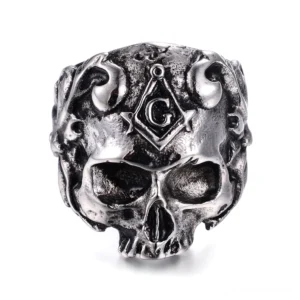 Freimaurer-Totenkopf-Gothic-Ring Frontansicht mit Freimaurer-G-Emblem auf Totenkopf und verwitterter Metalltextur