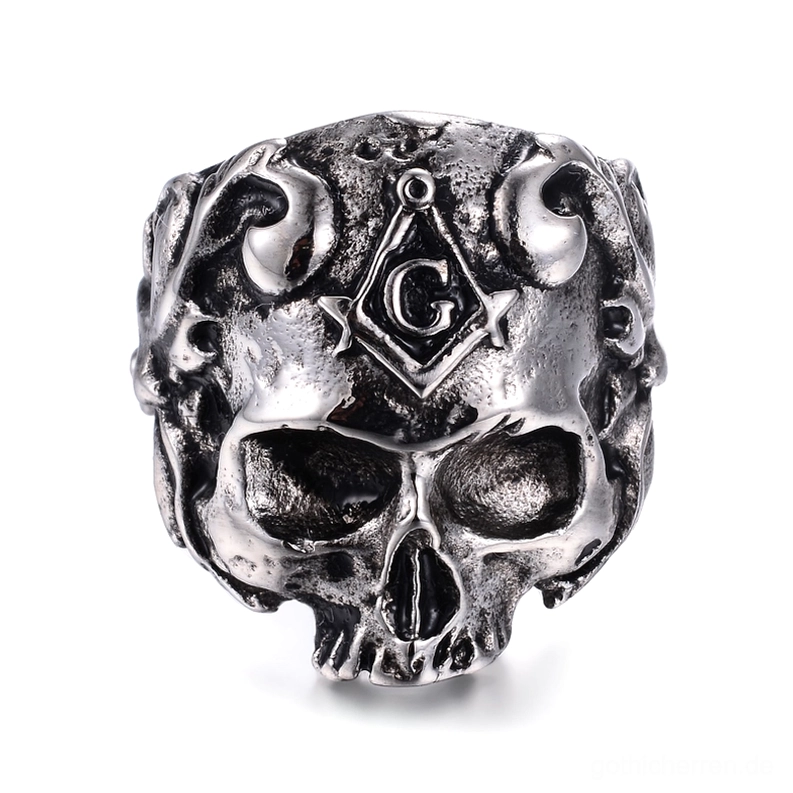 Freimaurer-Totenkopf-Gothic-Ring Frontansicht mit Freimaurer-G-Emblem auf Totenkopf und verwitterter Metalltextur