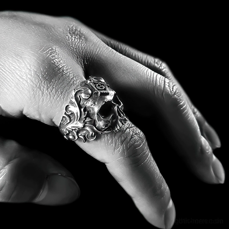 Nahaufnahme Seitenansicht des getragenen Freimaurer-Totenkopf-Rings mit detaillierten Blumen-Gravuren in dunkler Beleuchtung