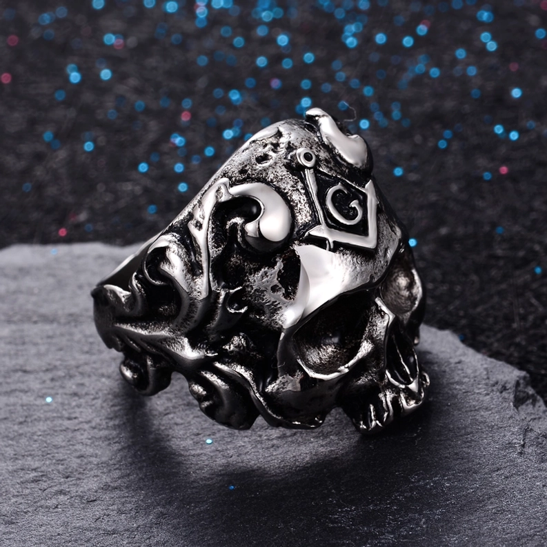 Freimaurer-Totenkopf-Edelstahl-Ring unisex-gotischer Schmuck-Styling alternative Trageansicht mit rebellischer Ästhetik