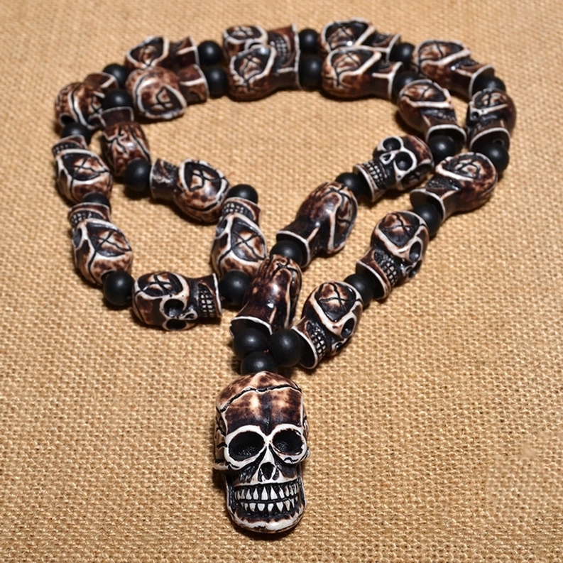 Gealterte Knocheneffekt-Totenkopf-Perlenkette – gotische Memento-Mori-Halskette mit verwittertem braunem Finish und Details