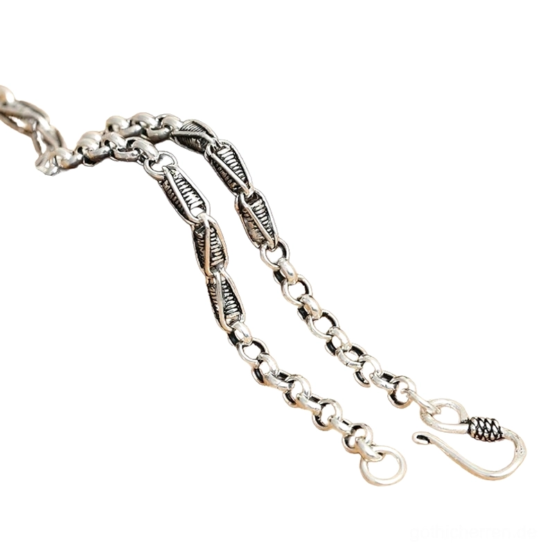 925er sterlingsilber kette mit parallelen gedrehten gliedern und gealteter patina finish seitlicher winkelansicht mit fischkaken verschluss sichtbar