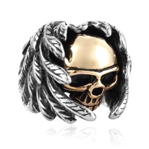 Geflügelter Totenschädel gotischer Ring mit silbernen Flügeldetails und goldenem Schädel im zweifarbigen Metallfinish - Seitenansicht zeigt Handwerk und Vintage-Patina